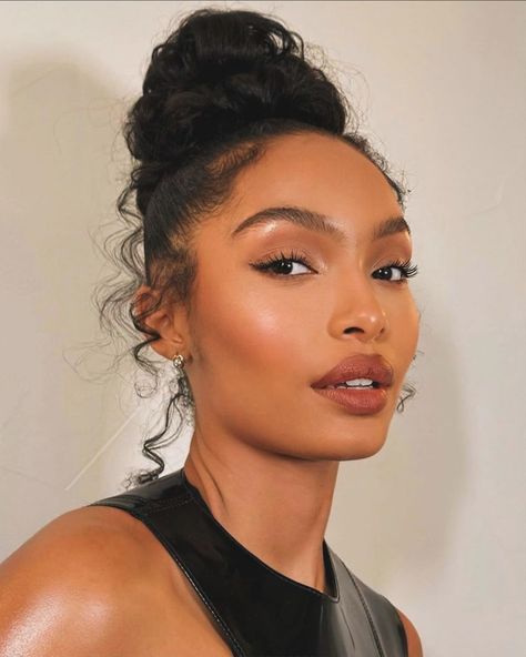 Holiday Makeup Black Women, Sultry Soft Glam Makeup, Black Makeup Natural, Simple Makeup Looks Black Women, Light Glam Makeup Looks, Soft Glam Makeup Brown Skin, Natural Makeup For Dark Skin, Yara Shahidi Makeup, Soft Glam Bridesmaid Makeup