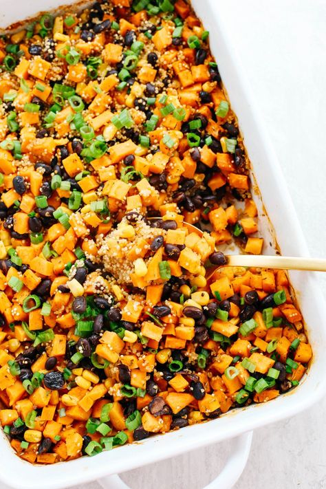 Resep Vegan, Quinoa Bake, Bean Quinoa, Sweet Potato Black Bean, Quinoa Sweet Potato, Mexican Flavors, Black Bean Quinoa, Resep Salad, Sweet Potato Black Beans