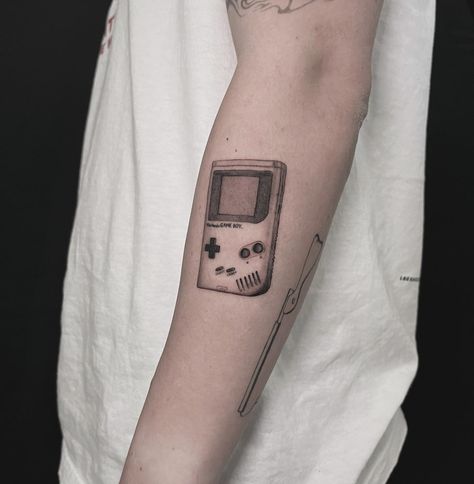 This was one of the first 5 tattoos I ever did and boy it had me sweating. Fine line micro realism is no joke 😅 Still had a lot of fun and learned alotttt. Thanks for letting me make you cool Jerm 😎 @jermlew #blackandgreytattoo #microrealismtattoo #gameboytattoo #videogametatts @videogametatts #videogametattoo #blackandgreyrealism #microtattoo #blackandgreyink #90stattoo #nostalgia Video Game Tattoo Sleeve, Gameboy Tattoo, Video Game Tattoo Ideas, Game Tattoo Ideas, Nintendo Tattoo, Game Tattoo, Micro Realism, Video Game Tattoos, 90s Tattoos