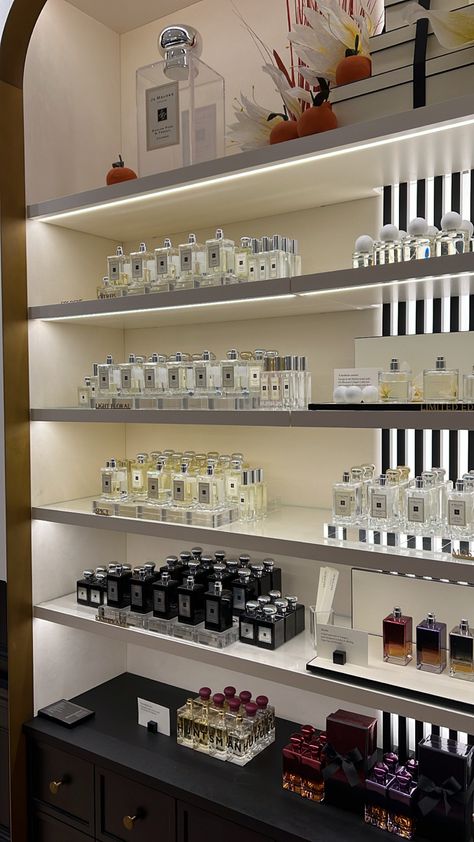 Perfume Rack, Showroom Decor, Perfume Display, Otaku Room, Pharmacy Design, Storing Clothes, Perfume Store, Candle Store, Cosmetic Shop