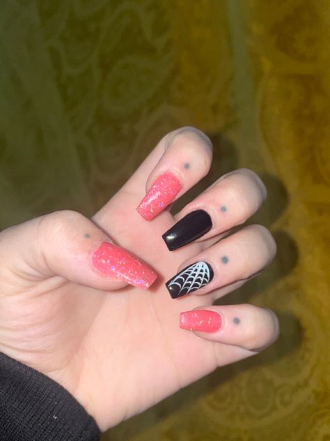 Black And Pink Halloween Nails, Black And Pink Halloween, Halloween Themed Nails, Pink Halloween Nails, Solar Nails, Girly Halloween, Themed Nails, Pink Halloween, Black And Pink