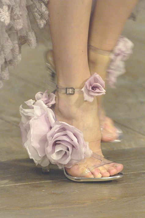 Alexander Mcqueen Shoes, Flower Shoes, Gorgeous Shoes, Fabulous Shoes, Grunge Style, Crazy Shoes, Shoe Obsession, Shoe Lover, Beautiful Shoes