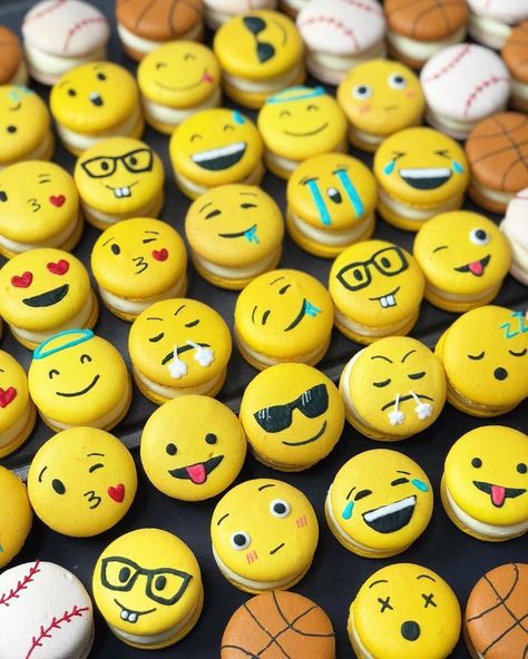 Taste of Home on Instagram: “We are OBSESSED with these emoji macarons! What's your favorite emoji? 😎 (📷 by @byjaejae) #TOHFoodie #macaron #macarons #foodart #emojis…” Macaroon Cookies Recipe, Macaroon Cake, Internet Fame, Macaroon Cookies, Macaroon Recipes, Peppa Pig Birthday, Easy Food Art, Macaron Recipe, Easy Baking Recipes Desserts