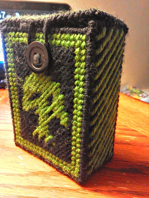 Magic the Gathering Deck Holder made by Lynzie Crochet Deck Holder, Crochet Magic The Gathering, Magic The Gathering Gifts Diy, Magic The Gathering Cross Stitch, Mtg Crochet, Magic The Gathering Crafts, Mtg Crafts, Diy Card Box, Magic Crafts