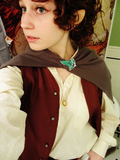 Frodo Baggins Cosplay, Easy Hobbit Costume, Frodo Outfit, Hobbit Cosplay Female, Frodo Cosplay, Frodo Costume, Hobbit Feast, Rings Outfit, Lotr Cosplay