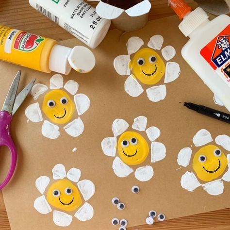 DIY✂️Arts & Crafts for Kids on Instagram: "Paper roll daisies 🌼☀️we have made flowers this way numerous times but it was our first time making daisies! ✂️swipe—cut flower petal shapes at the end of the paper roll 🎨 once you paint the petals, make sure to press down each petal before lifting. You can always press the toilet roll down over the same print if you didn’t get each petal 💛Josie uses the tip of her finger to fill in the yellow center 👀glue on those wiggly eyes and add a smile! Daisy Crafts For Preschoolers, Tulip Origami, Folded Paper Flowers, Upsy Daisy, April Crafts, Made Flowers, Paper Towel Tubes, Finger Art, Daisy Art