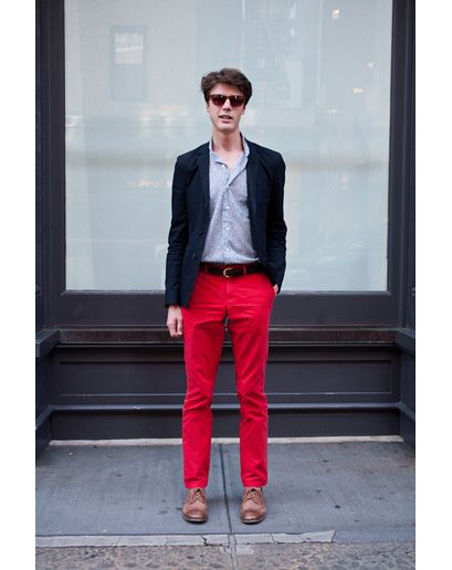 Spring = red pants. Red Pants Men, Italian Shop, Mdv Style, New York City Street Style, Bright Red Dress, Bright Pants, Street Style Magazine, Red Dress Pants, Red Chinos