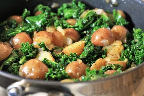 Make eating veggies fun again by sauteeing kale and potatoes with garlic and onion to crispy, delicious perfection. Daniel Fast Dinner, Kale And Potatoes, Fast Dinner Ideas, Sweet Potato Chickpea Curry, Potatoes And Kale, Simple Meal Ideas, Eating Veggies, Field Roast, Sauteed Potatoes