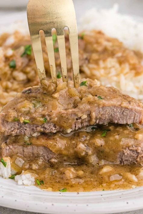 Round Steak With Gravy, Smothered Round Steak, Gravy Recipe Easy, Brown Onion Gravy, Beef Cube Steak Recipes, Recipe Ground Beef, Smothered Steak, Beef Cutlets, Easy Gravy Recipe