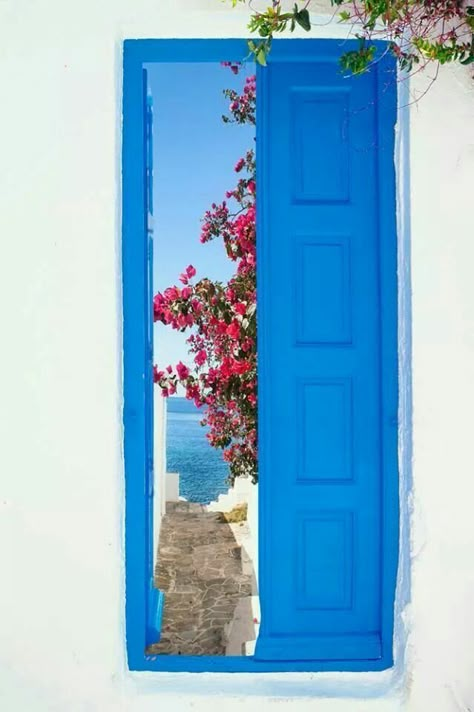 Greece Mykonos Island Greece, Grecia Santorini, Types Of Blue, Greek Blue, Mykonos Island, Greek House, Greek Style, Blue Door, Bougainvillea