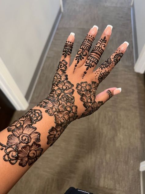 Henna Designs Arm Sleeve, Kaws Henna, Long Henna Designs, Full Sleeve Henna, Somali Henna Designs, Henna Designs Somali, Full Arm Henna, Henna Tattoo Arm, Somali Henna