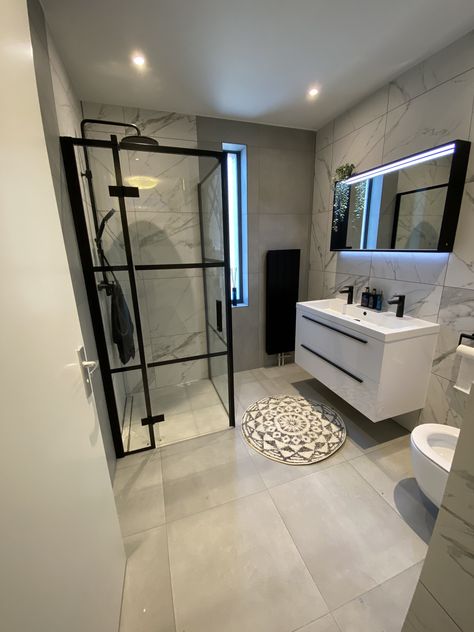 Small En Suite Bathroom Ideas, Modern Bathroom Ideas, Small Bathroom Layout, Best Bathroom Designs, Bathroom Inspiration Modern, Small Bathroom Makeover, Stunning Bathrooms, Bathroom Design Inspiration, Design Salon