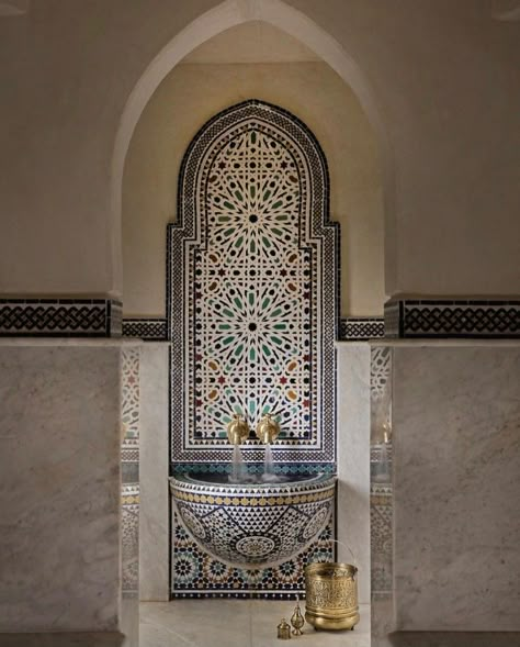 Arabic Bathroom, Morocco Interior Design, Morocco Interior, Moroccan Hammam, Andalusian Architecture, Islamic Interior Design, Moroccan Bath, Aesthetic Culture, Aesthetic Bath