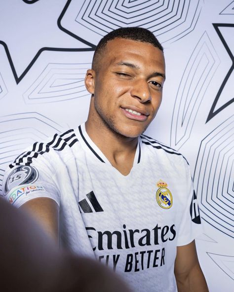 Real Madrid Ucl, Green Aesthetic Tumblr, France National Team, Funny Soccer Videos, Soccer Gifs, Real Madrid Wallpapers, Carlo Ancelotti, Real Madrid Players, Kylian Mbappe