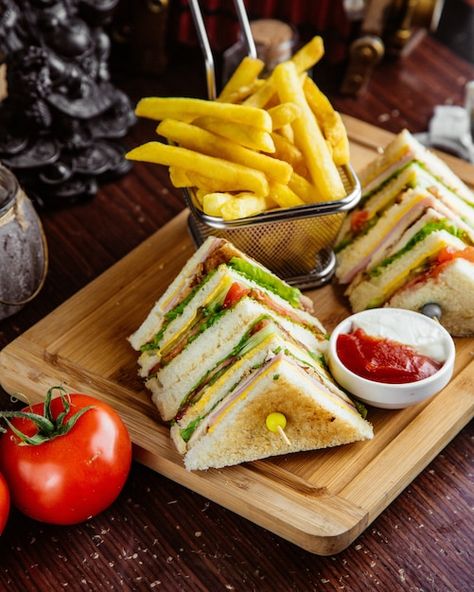 Club Sandwich Food Photography, Sandwich Plate Presentation, Sandwich Plating Presentation, Sandwich Presentation Ideas, Club Sandwich Photography, Sandwich Decoration Ideas, Sandwich Plating Ideas, Restaurant Food Presentation, Sandwich Presentation