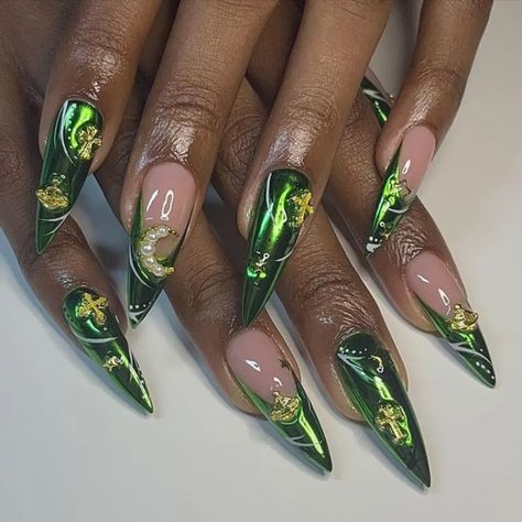 Metallic Nails Design, Gold Chrome Nails, Stilleto Nails Designs, Gold Acrylic Nails, Chrome Nail Art, Chrome Nails Designs, Chrome Nail, Edgy Nails, Metallic Nails