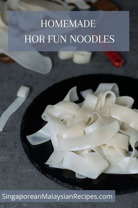 Homemade Hor fun noodles, kway teow noodles on a black plate Flat Noodles Recipe, Flat Rice Noodles, Noodle Recipes, Rice Noodles, Traditional Food, Easy Recipe, Vegan Gluten Free, Vegan Vegetarian, Homemade Recipes