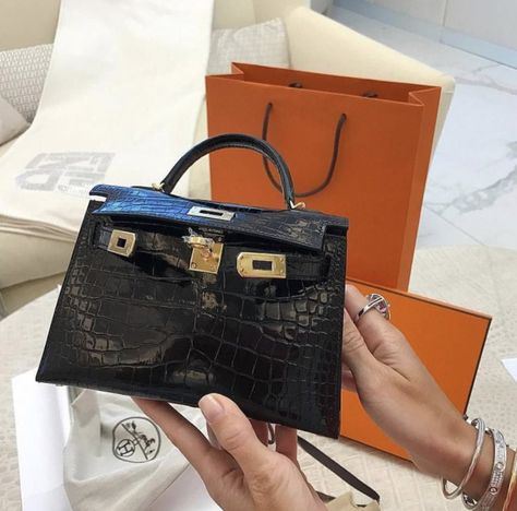 Tas Louis Vuitton, Luxury Marketing, Hermes Handbags, Burberry Handbags, Chanel Bags, Hermes Bags, Hermes Bag, Chain Shoulder Bag, Black Cross Body Bag