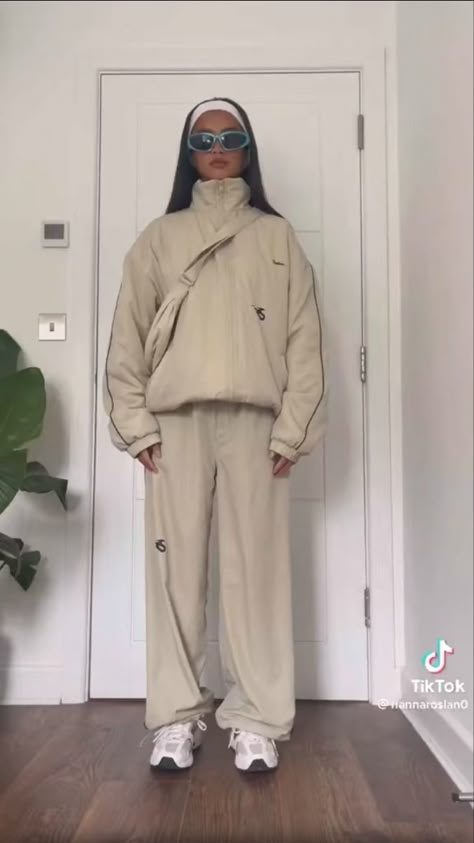 Wind Breaker Outfit Aesthetic, Windbreaker Outfit Aesthetic, Oversized Joggers Outfit, Windbreaker Outfit Women, Gorpcore Outfit Women, Vintage Windbreaker Outfit, Tomboy Girls, Windbreaker Outfit, Cute Hiking Outfit