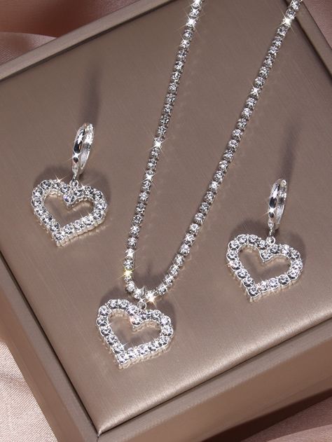 Most Expensive Jewelry, Bridal Necklace Designs, Pretty Jewelry Necklaces, Heart Decor, Jewelry Heart, Hair Accessories Clips, Heart Diamond, Women's Jewelry Sets, Expensive Jewelry