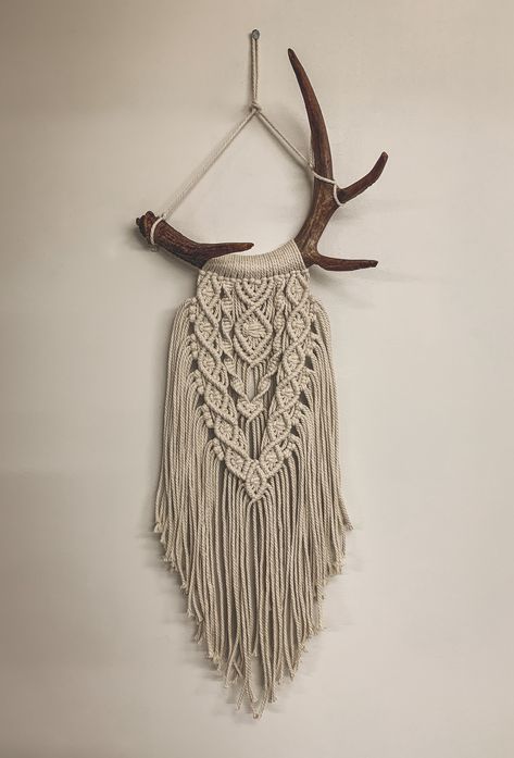 Macrame Sign Holder, Macrame Horseshoe Diy, Macrame On Antlers, Macrame Deer Antlers, Viking Macrame, Country Macrame, Useful Macrame Projects, Dollar Tree Macrame, Macrame Chicken