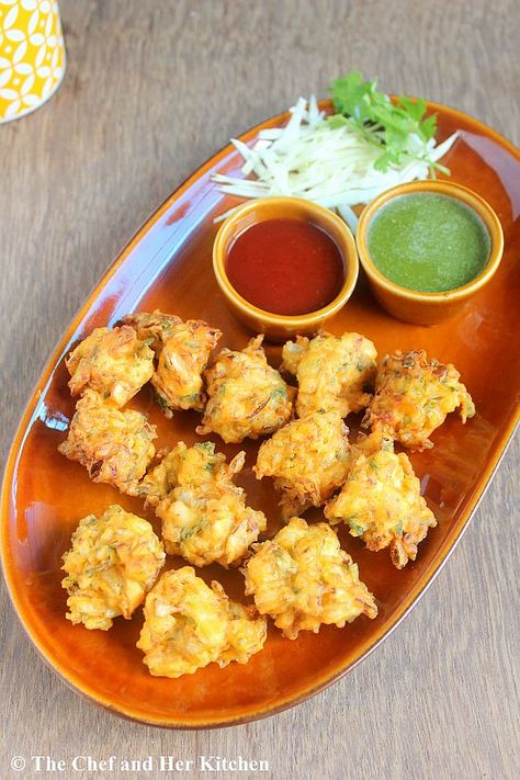 cabbage pakora Masala Vada, Desi Street Food, Diwali Snacks, Iftar Recipes, Fritters Recipe, Dinner Plans, Fritter Recipes, Exotic Food, Indian Snacks