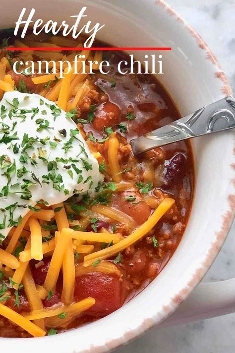 a white bowl of chili with sour cream and cheese on top Cajun Chili Recipe, Camp Chili Recipe, Campfire Chili Recipe, Chili Starter, Campfire Chili, Homemade Fried Chicken, Hearty Chili, Chilli Recipes, Chili Seasoning