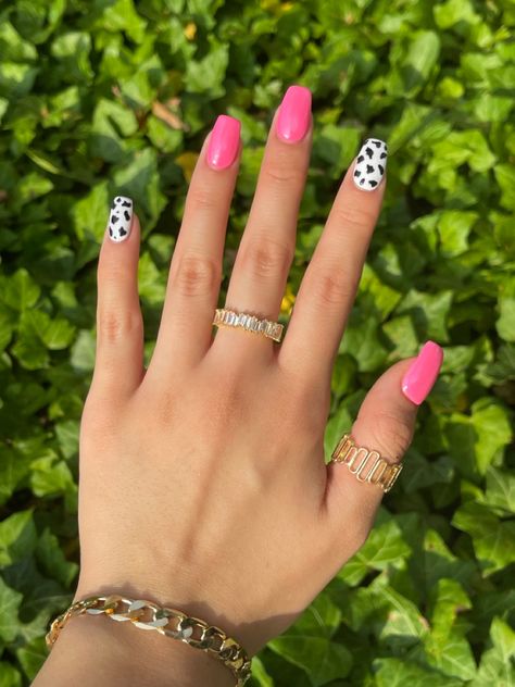 Cute Nails For Nashville, Preppy Cowgirl Nails, Cow Dip Nails, Nashville Nails Ideas Summer, Cowgirl Themed Nails, Cowgirl Acrylic Nails, Cowgirl Disco Nails, Hot Pink Cow Nails, Cute Cowgirl Nails