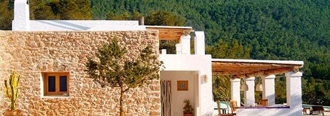 Greek Mountain House, Ibiza Architecture, Design A House, Ibiza Town, Mediterranean Homes, Beautiful Villas, Brick Building, Menorca, Stone House