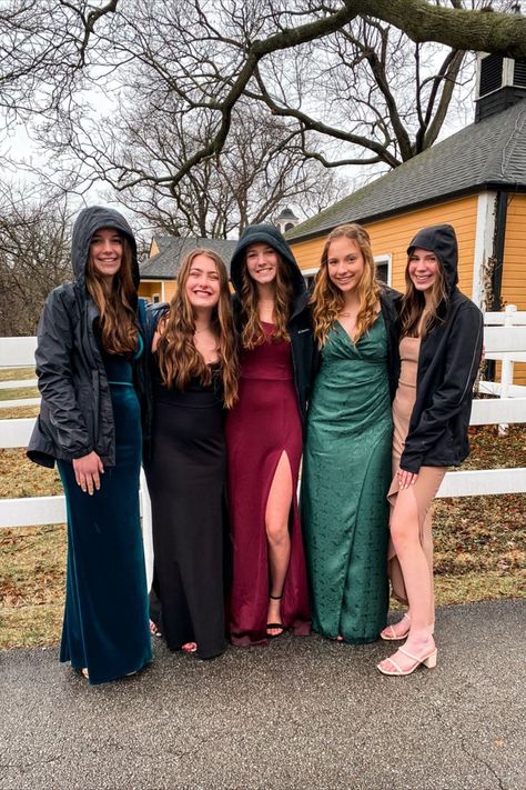 Winter Formal Aesthetic Dance, High School Winter Formal Dresses, Winter Formal Ideas, Aesthetic Homecoming Dress, Aesthetic Dresses Formal, Winter Formal Dance, Homecoming Aesthetic, Highschool Dance, High School Aesthetic