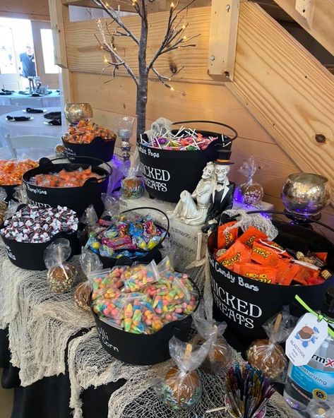 Halloween Wedding Food Ideas, Halloween Food Setup Ideas, Halloween Party Wedding, Birthday Party Halloween Theme, Halloween Candy Buffet Ideas, Halloween House Party Games, Horror Halloween Party Ideas, Spooky Party Ideas Decoration, Halloween Party Themes Families