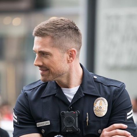 hiiiii Eric Winter 👮‍♂️ Gentleman Haircut, Tim Bradford, Male Haircuts Curly, Short Fade Haircut, Eric Winter, Mens Haircuts Short Hair, Mens Hairstyles Fade, Tv Shows Funny, Beard Hairstyle