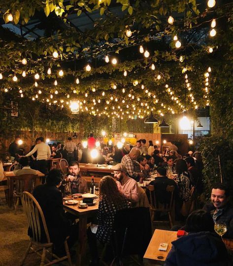 ¡Disfruta de la Roma como se debe! Restaurant Design Rustic, Outdoor Restaurant Patio, Rooftop Restaurant Design, Small Restaurant Design, Cafe Exterior, Aesthetic Interior Design, Outdoor Restaurant Design, Coffee Shop Interior Design, Decoration Restaurant