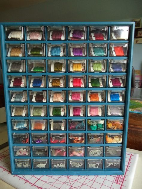 Life at Meadowcreek: New Embroidery Floss Storage. Floss wound on bobbins and loose skeins Cross Stitch Thread Storage, Embroidery Organization Storage Ideas, Diy Embroidery Floss Storage, Floss Storage Ideas, Diy Embroidery Floss Organizer, Cross Stitch Organization, Embroidery Thread Storage, Cross Stitch Storage, Embroidery Organization