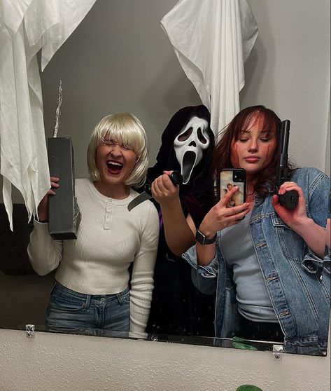 Scream Costume Sydney, Scream And Sidney Costume, Scream And Sydney Costume, Sidney Prescott Makeup, Sidney Prescott Cosplay, Sidney Prescott Outfit Halloween, Ghostface Duo Costume, Sydney And Tatum Scream Costume, Ghostface Group Costume