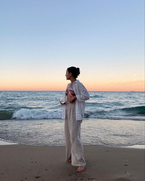 Beach Picnic Outfit Ideas, Picnic Beach Outfit, Beach Picnic Outfit, Picnic Aesthetic Outfit, Beach Picnic Aesthetic, Style Linen Pants, Coastal Bachelorette, Scarf Aesthetic, Aesthetic Summer Vibes