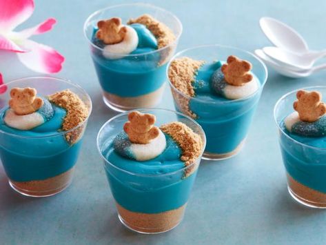 Get Ocean Pudding Cup Recipe from Food Network Pudding Cup, Dirt Dessert Recipe, Beach Theme Desserts, Summer Party Desserts, Pudding Cup Recipes, Beach Dessert, Dirt Dessert, Dessert Party, Cake Mug