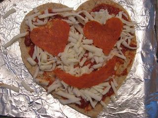 Heart shaped pizza Valentines Day Pizza, Shaped Pizza, Heart Shaped Pizza, Fresh Fruit Recipes, Making Homemade Pizza, Valentine Dinner, Valentines Day Food, Cute Snacks, Making Lunch