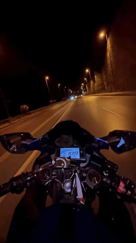 Night Bike Ride Video, Night Rides Car, Night Bike Ride, Yamaha R25, Best Motorbike, Motos Yamaha, Motocross Love, Bike Aesthetic, Riding A Motorcycle