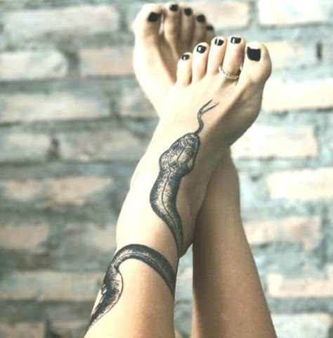 Black And White Tattoos, Best Leg Tattoos, Tattoo Snake, Tattoo Diy, Snake Tattoos, White Tattoos, Smiley Piercing, Snake Tattoo Design, Leg Tattoo Men