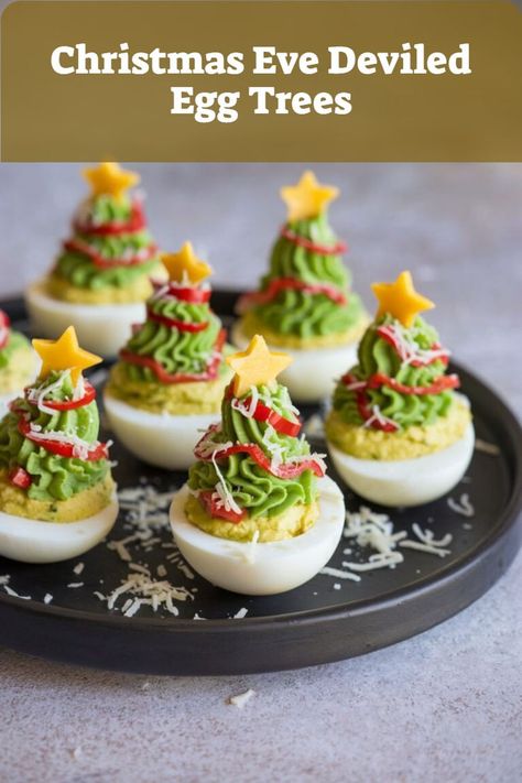 Deviled eggs decorated as tiny Christmas trees, an adorable appetizer for Christmas Eve meals. Easy Christmas Party Food, Holiday Deviled Eggs, Food Ideas For A Crowd, Christmas Party Buffet, Christmas Eve Appetizers, Christmas Party Food Ideas, Holiday Finger Foods, Christmas Eve Meal, Ultimate Christmas Party