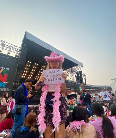 Mgk Concert Outfit Ideas Pink, Pink Friday Concert Outfits, Harry Styles Concert Outfit Pink, Pink Cowboy Hat Outfit, Harry Styles Concert Outfit Summer, Mgk Concert, Harry Styles Concert Outfit, Festival Outfit Ideas, Pink Concert