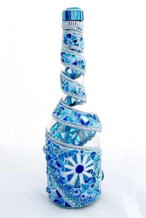 Bottle Plant, Mosaic Bottles, Mosaic Inspiration, Glass Bottle Diy, Bottle Diy, Glass Painting Designs, Diy Glass Bottle Crafts, Wine Glass Art, Glass Mosaics