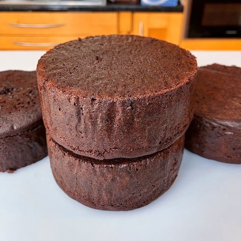 Deep Layer Chocolate cake — Baking It Simple with Jinny & Jo Plain Cakes Simple, Plain Chocolate Cake, Layer Chocolate Cake, Plain Cake, Chocolate Roll, Gluten Free Recipe, Paper Pop, Chocolate Layer Cake, Chocolate Buttercream