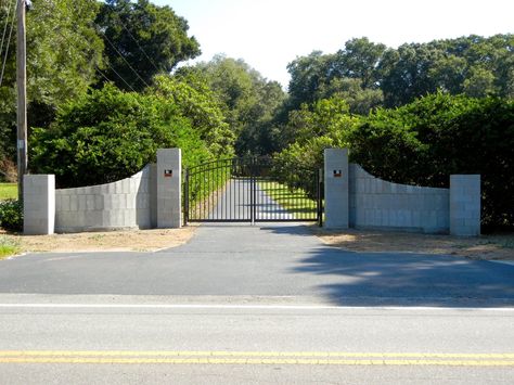 Curved Gated Entrance Walls a la Eddie Curved Gate Entrance, Estate Driveway, Entrance Walls, Farm Gates Entrance, Gated Driveway, Ranch Entrance Ideas, Landscaping Entrance, Entrance Gates Driveway, Gate Design Ideas