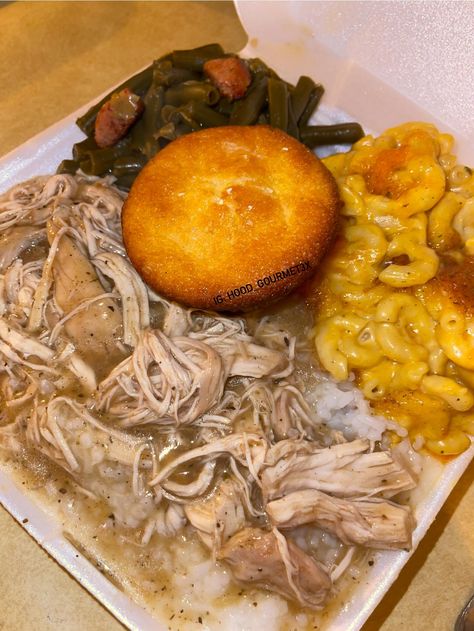 Chicken and gravy on top of white... - Cassieyone Parker Cornbread Muffin, Chicken And Gravy, Body Care Recipes, Food Plate, Sunday Recipes, Baked Macaroni, Food Therapy, Food Recepie, Food Goals