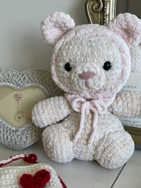 Coquette Crochet Plushies, Crochet Projects Cute, Hats Crochet, Crochet Patterns Free, Beginners Crochet, Crochet Business, Crochet Clothing And Accessories, Kawaii Crochet, Sweater Crochet