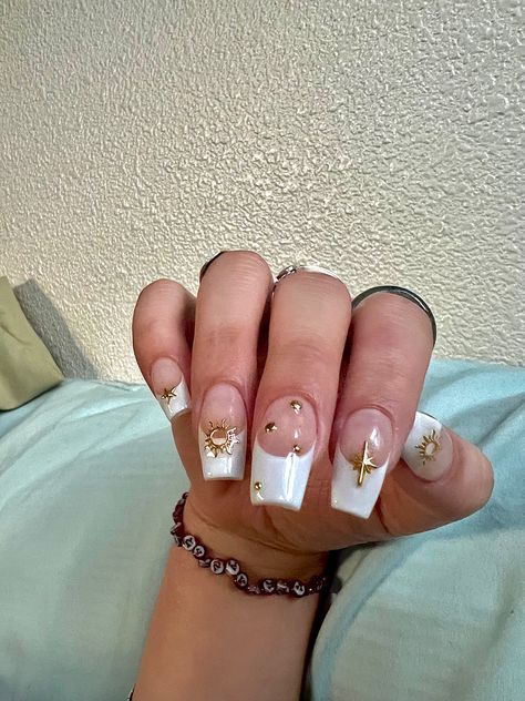 White Nails With Gold Cross, White French Tip Nails With Gold Charms, French White Nails Design, Nail Designs With Gold Charms, White French Tip With Gold Charms, French Tip With Gold Charms, White French With Charms, White French Tip With Gold Design, White Nails With Gold Charms