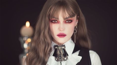 Maquillage vampire pour femme. Halloween Maquillage, Make Up Halloween, Vampire Makeup, My First Halloween, Halloween Tutorial, Color Spray, Cute Makeup Looks, Small Makeup, Blood Moon