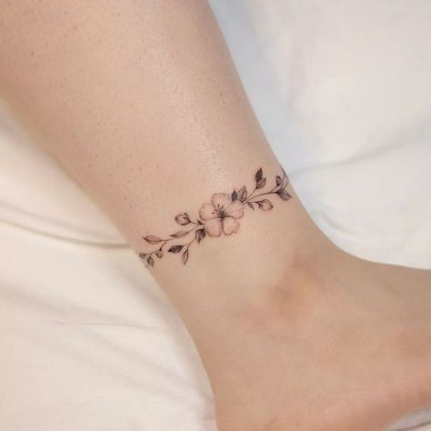 Daisy Chain Tattoo Ankle, Daisy Chain Tattoo, Anklet Tattoos For Women, Butterfly Ankle Tattoos, Wrap Around Wrist Tattoos, Finger Tattoos For Couples, Wrist Bracelet Tattoo, Pretty Flower Tattoos, Chain Tattoo